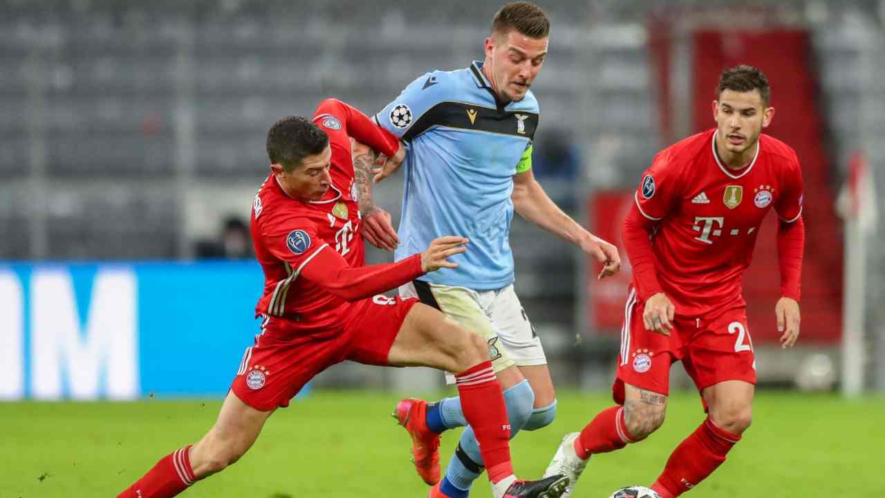 Milinkovic-Savic e Lewandowski corrono verso il pallone