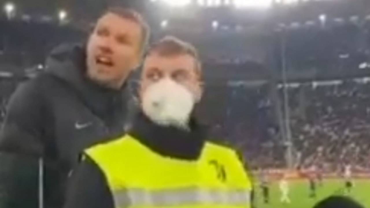 Edin Dzeko litiga in tribuna