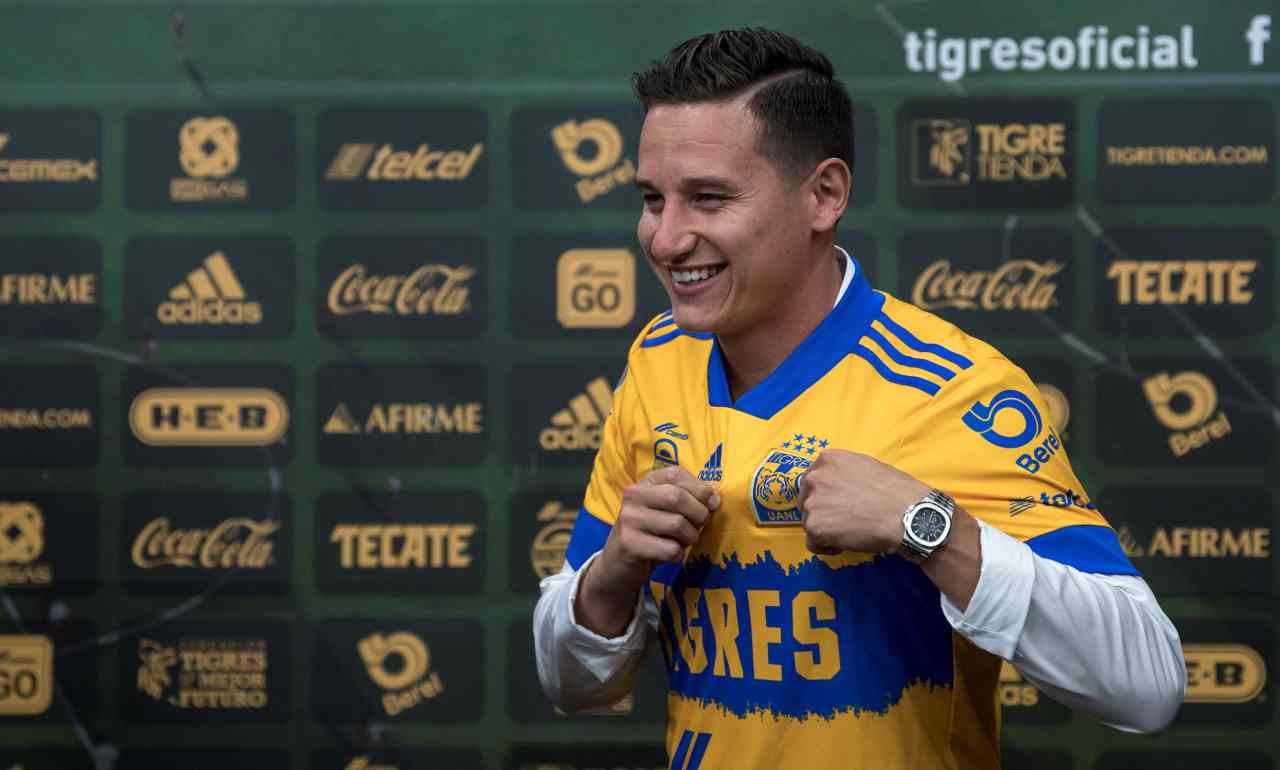 Florian Thauvin mostra lo stemma del Tigres