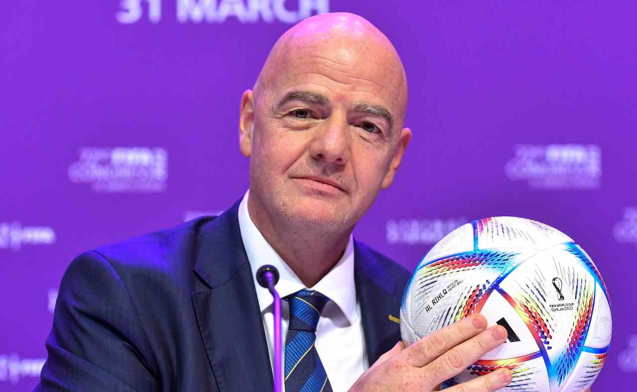 Infantino col pallone di Qatar 2022