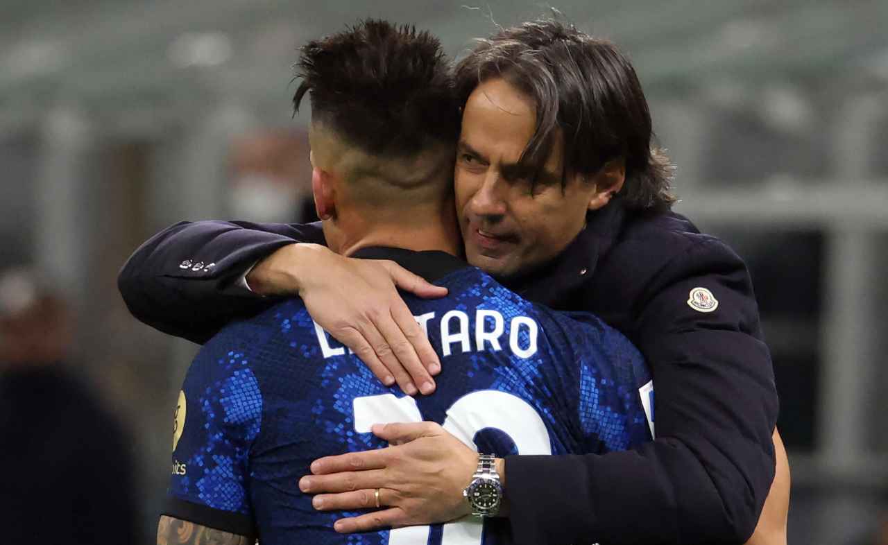 Inter, Lautaro e Inzaghi si abbracciano