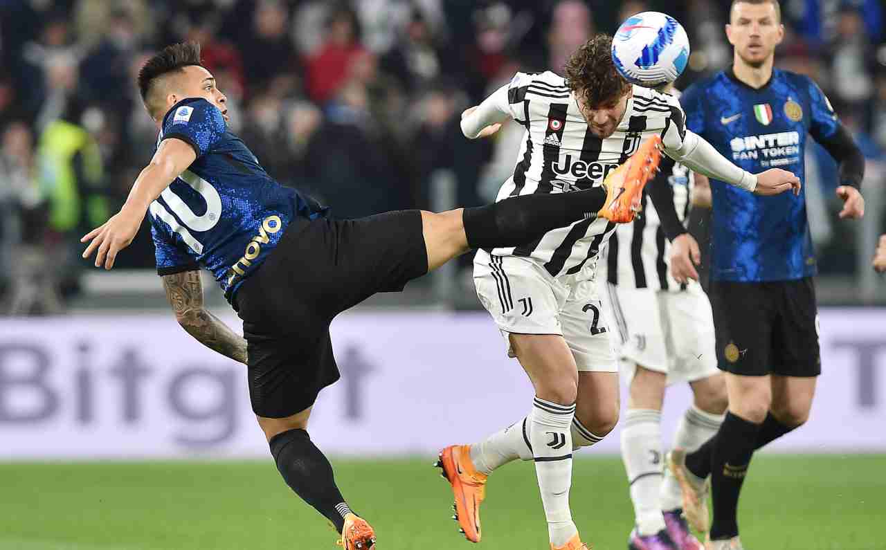 Juventus-Inter, il contrasto tra Lautaro e Locatelli