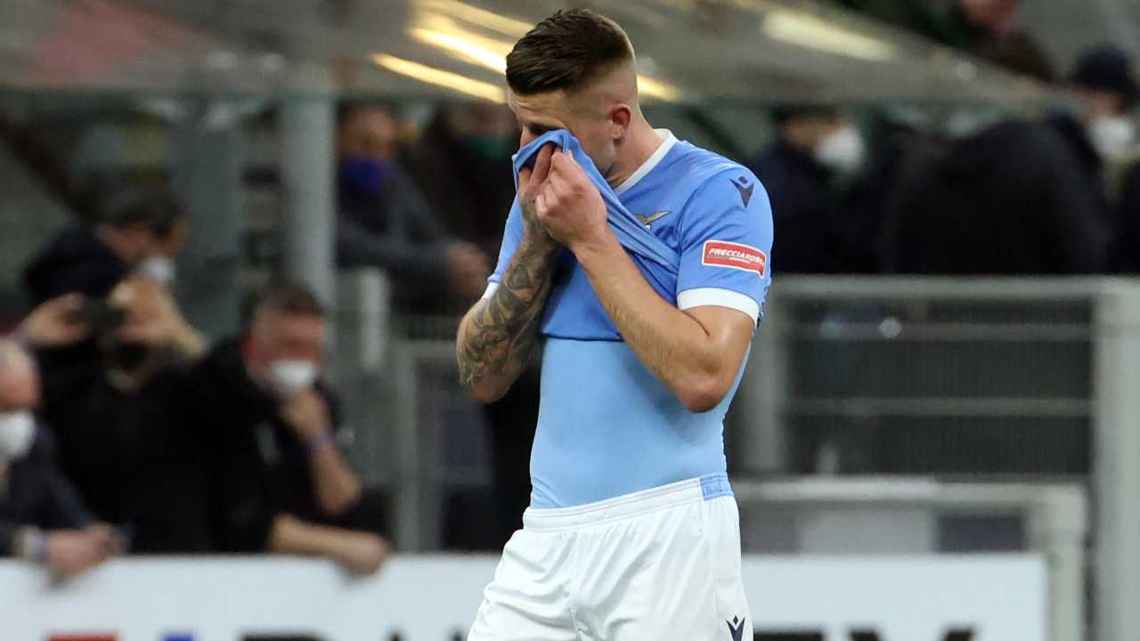 Lazio, Milinkovic-Savic si asciuga il sudore