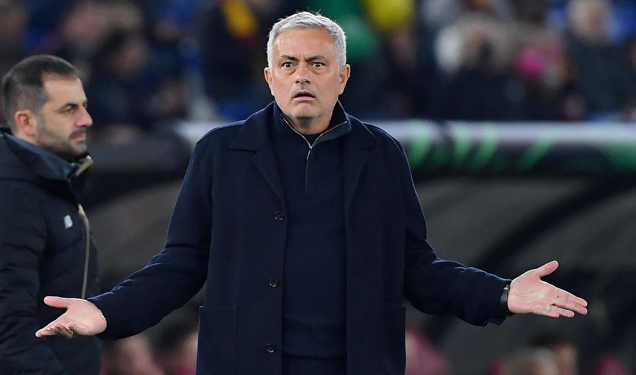 Roma, Mourinho allarga le braccia