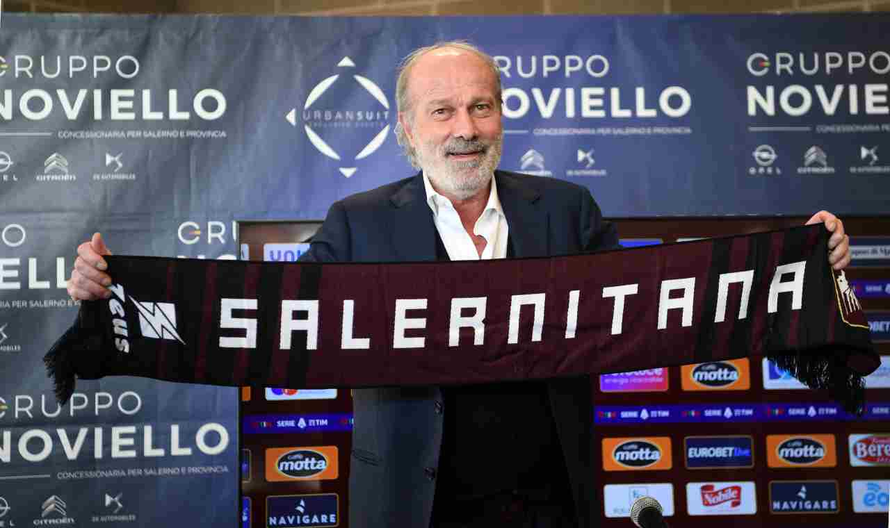 Sabatini con la sciarpa della Salernitana