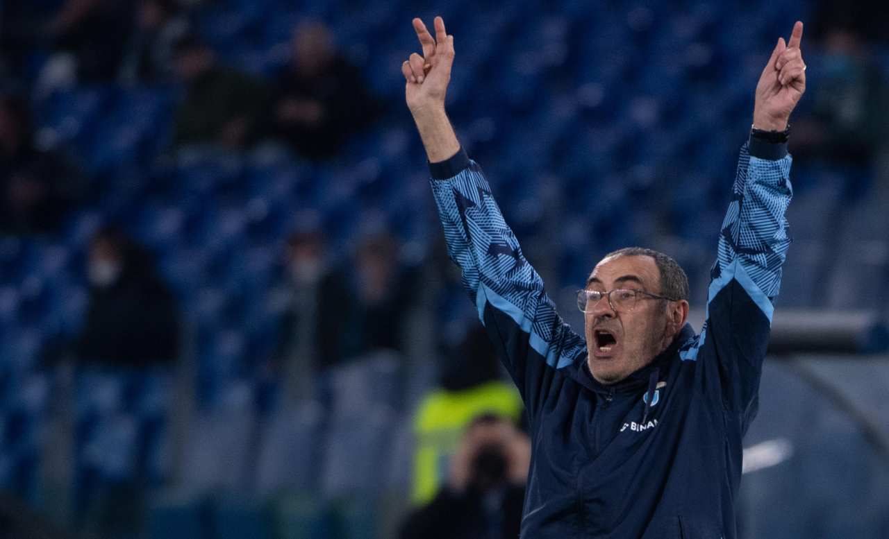 Sarri alza le braccia al cielo