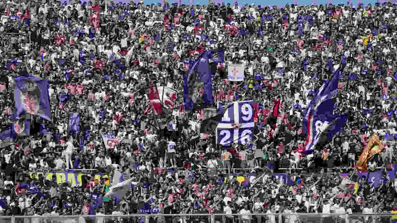 I tifosi della Fiorentina incitano i viola