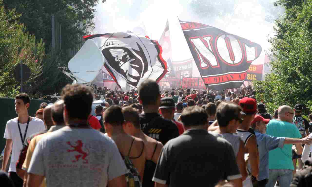 Tifosi del Milan in corteo