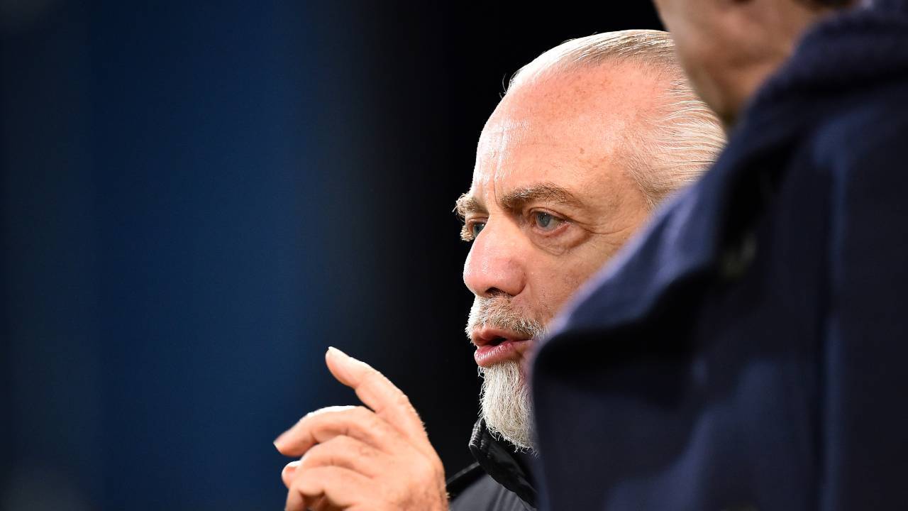 De Laurentiis parla e indica con il dito Napoli