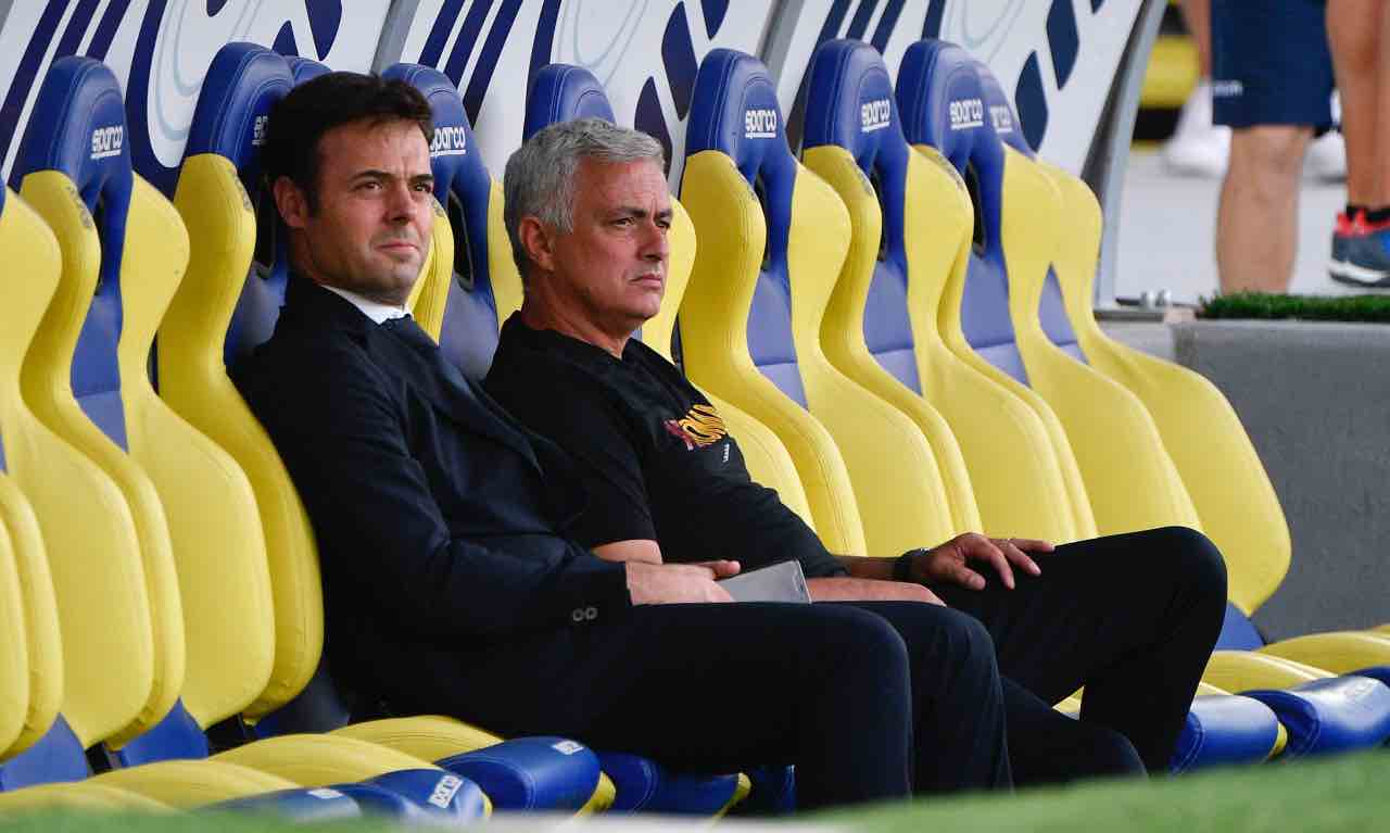 Roma, Tiago Pinto e José Mourinho seduti in panchina