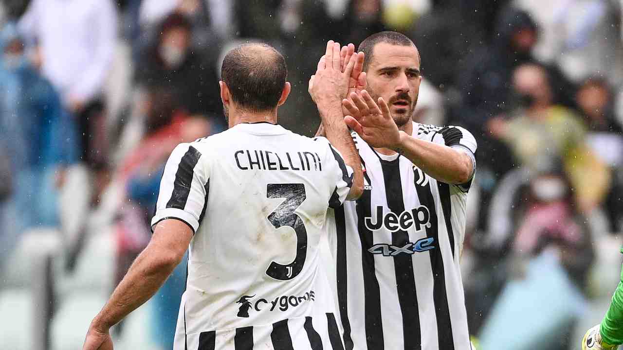 Chiellini e Bonucci si danno il cinque Juventus