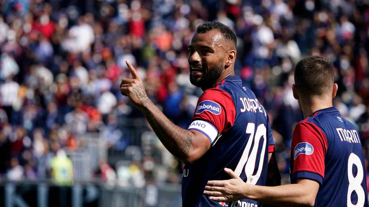 Joao Pedro festeggia dopo un gol