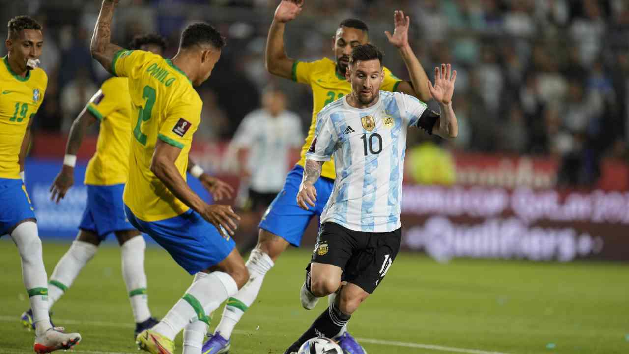 Brasile-Argentina Messi corre verso il pallone