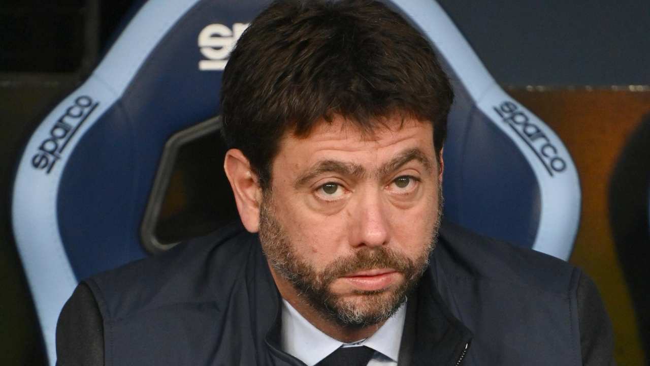 Agnelli seduto in panchina preoccupato Juventus