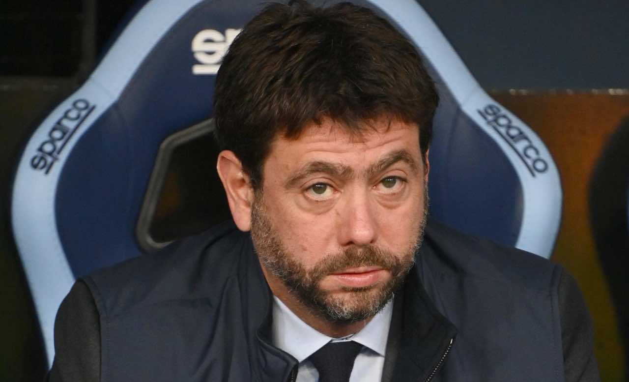 Agnelli seduto in panchina pensieroso