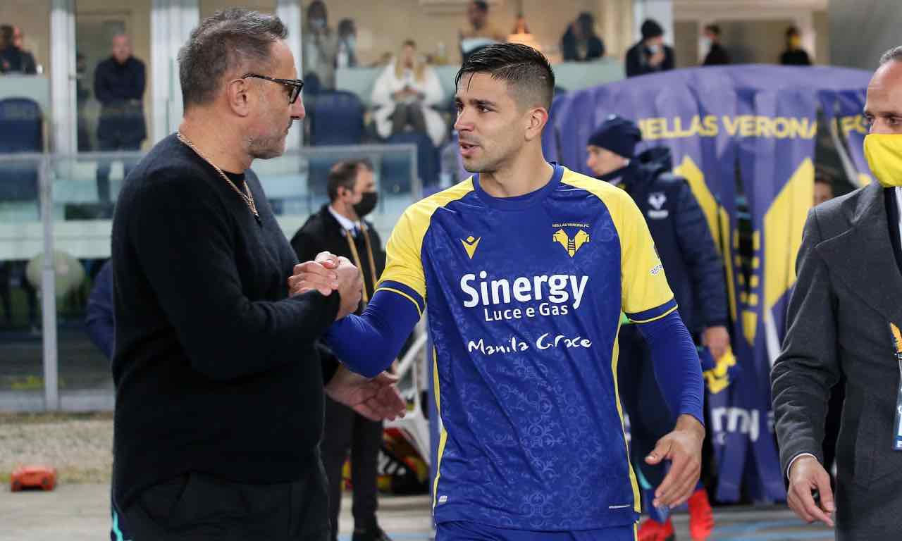 Simeone e Setti si stringono la mano a bordo campo