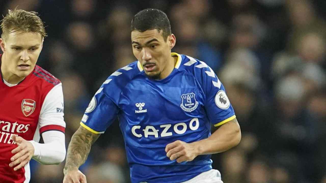 Allan corre Everton