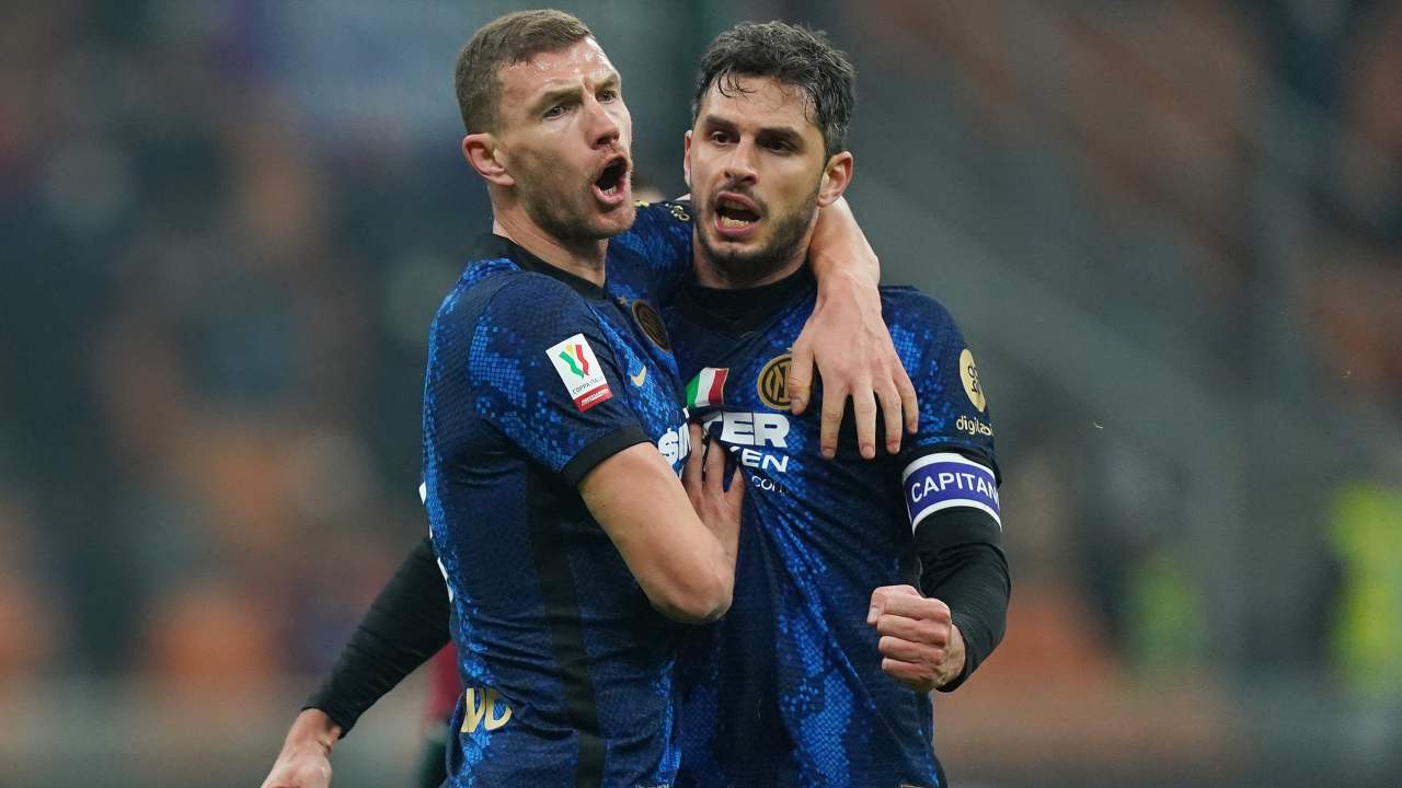 Andrea Ranocchia ed Edin Dzeko si abbracciano