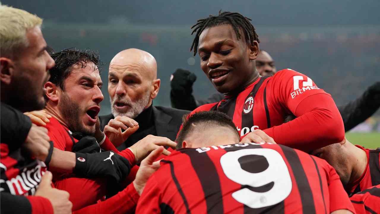 Milan giocatori si abbracciano con Pioli vicino