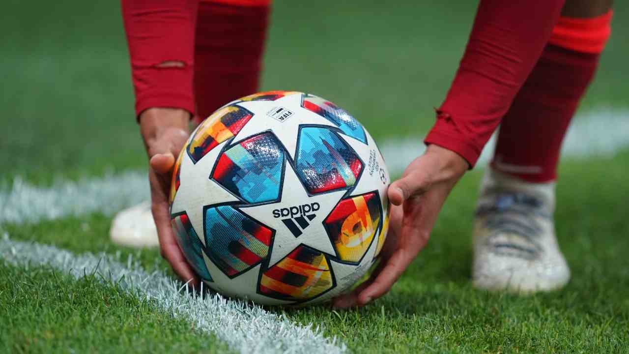 Giocatore posiziona il pallone a terra in campo