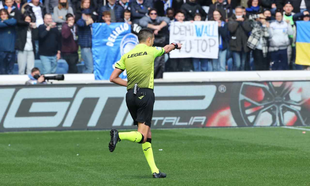 Di Bello assegna un calcio di rigore 