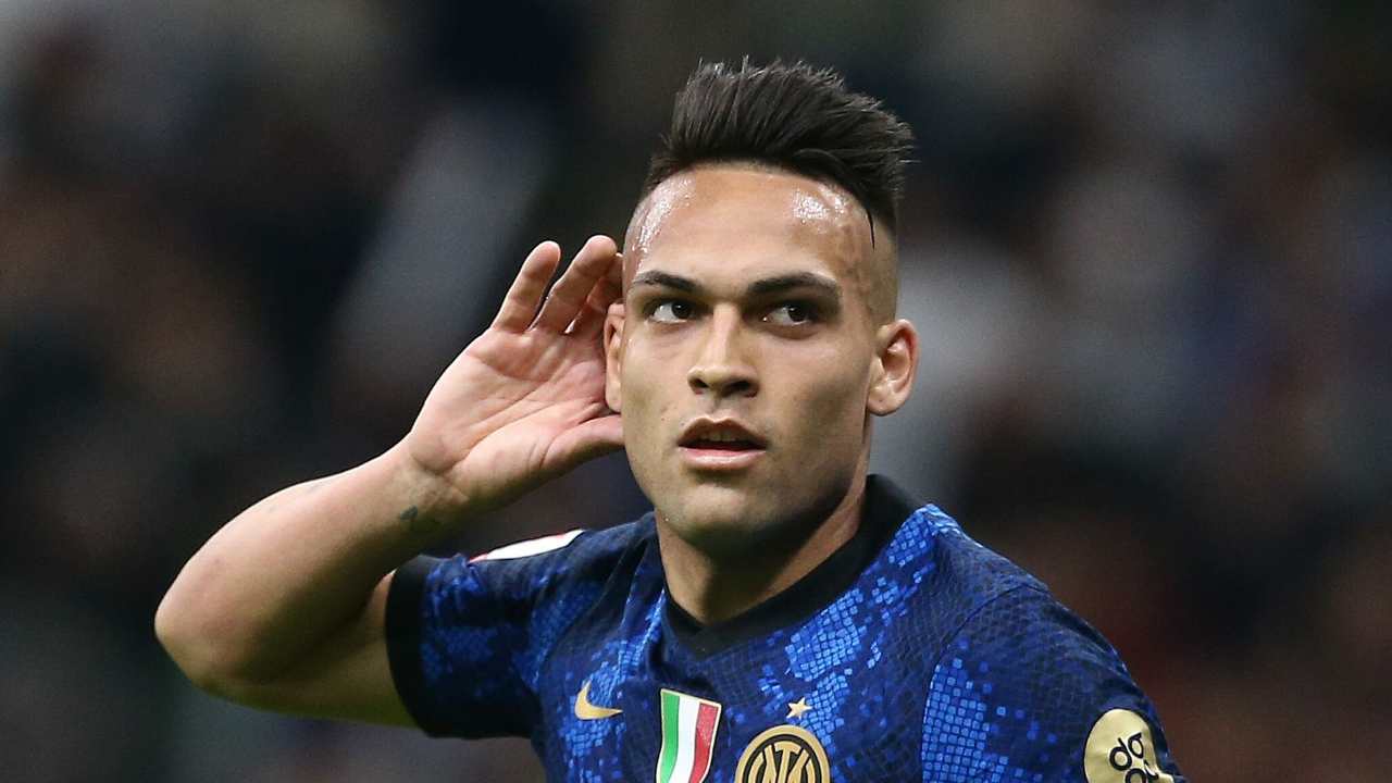 Lautaro Martinez fa segno di ascoltare Inter