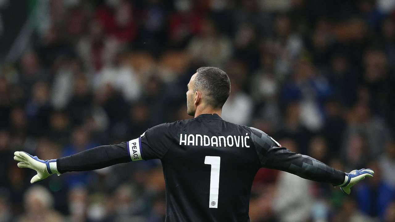 Handanovic allarga le braccia Inter