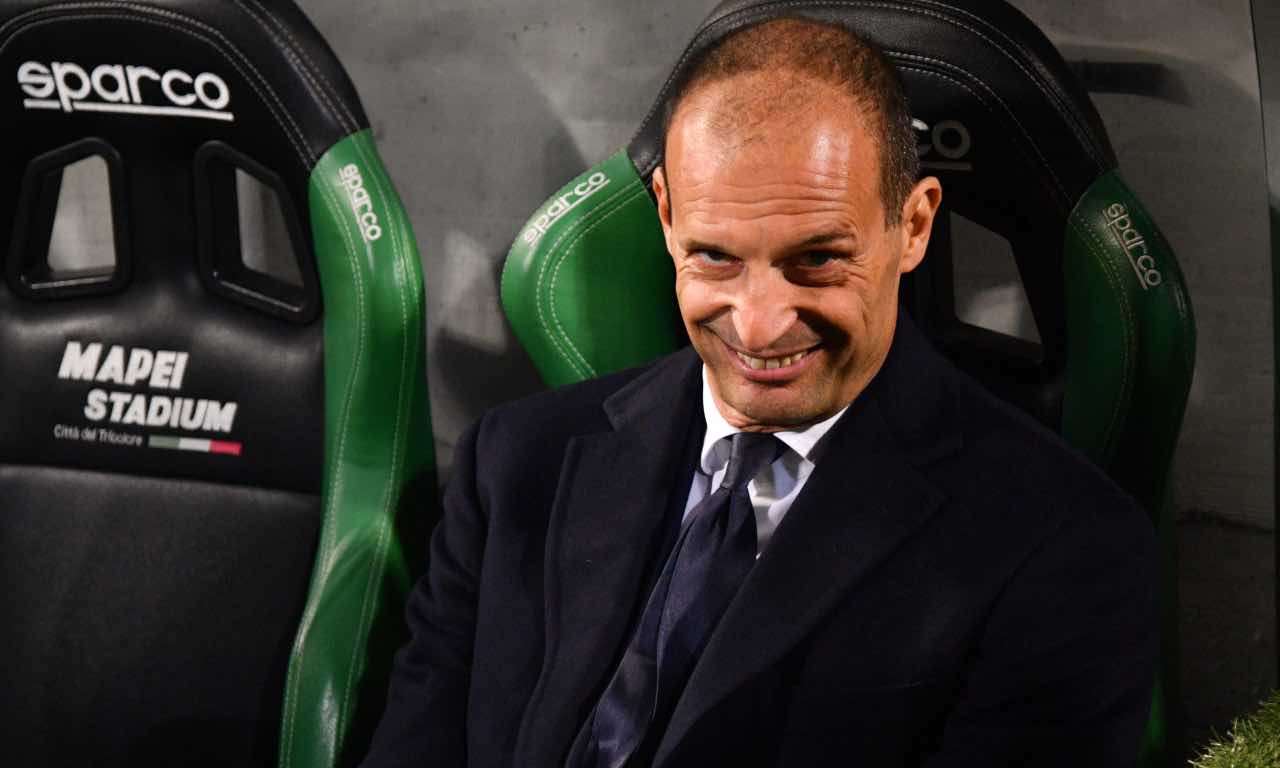 Max Allegri sorridente in panchina