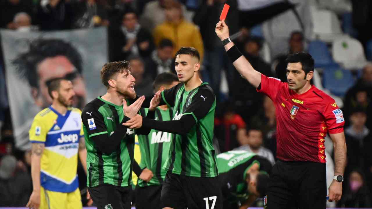 Arbitro con il cartellino rosso verso il giocatore Serie A