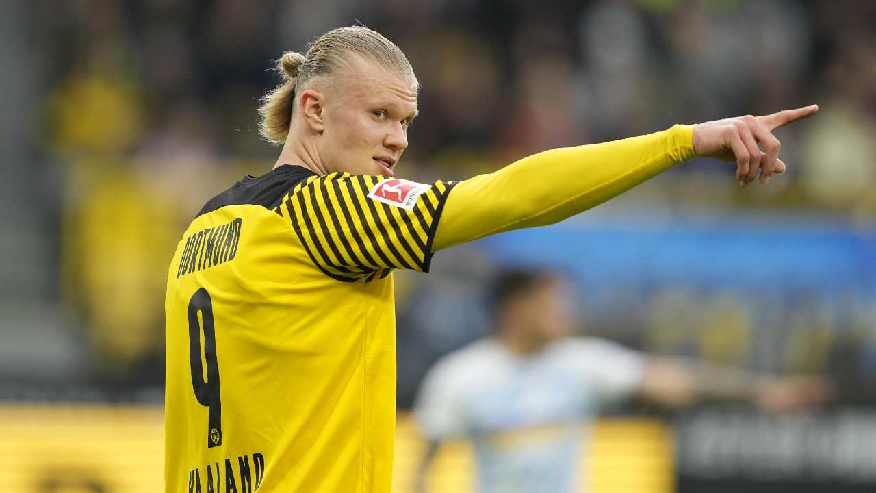 Haaland indica con il braccio Borussia Dortmund