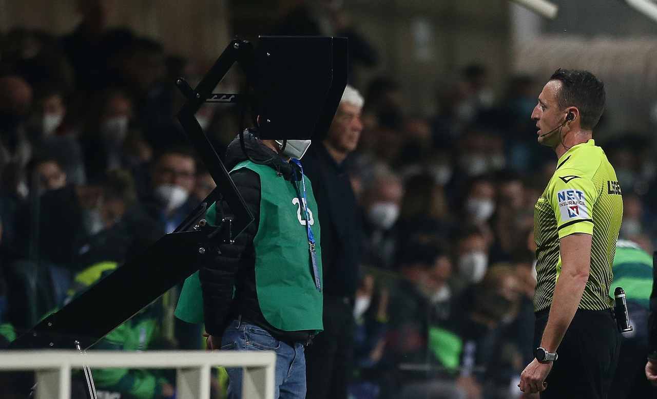 L'arbitro Abisso guarda il VAR