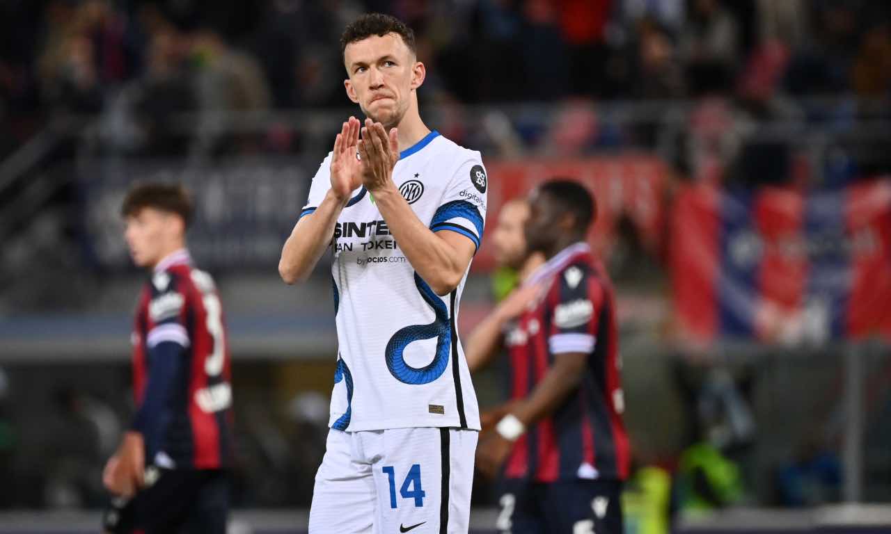 Perisic durante Bologna-Inter saluta i tifosi