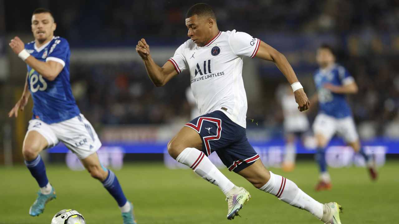 Mbappé corre verso il pallone PSG