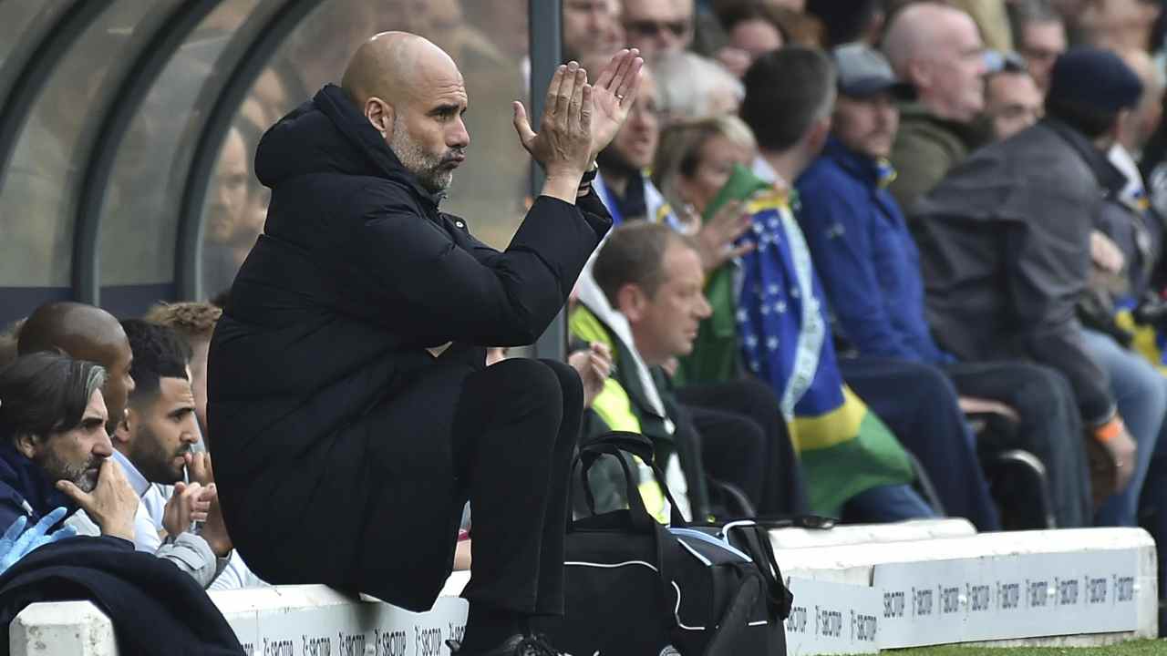 Guardiola batte le mani City