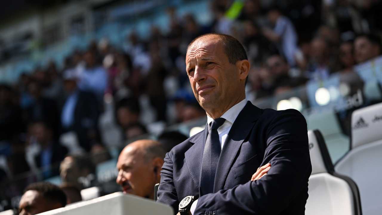 Allegri guarda concentrato in campo Juventus