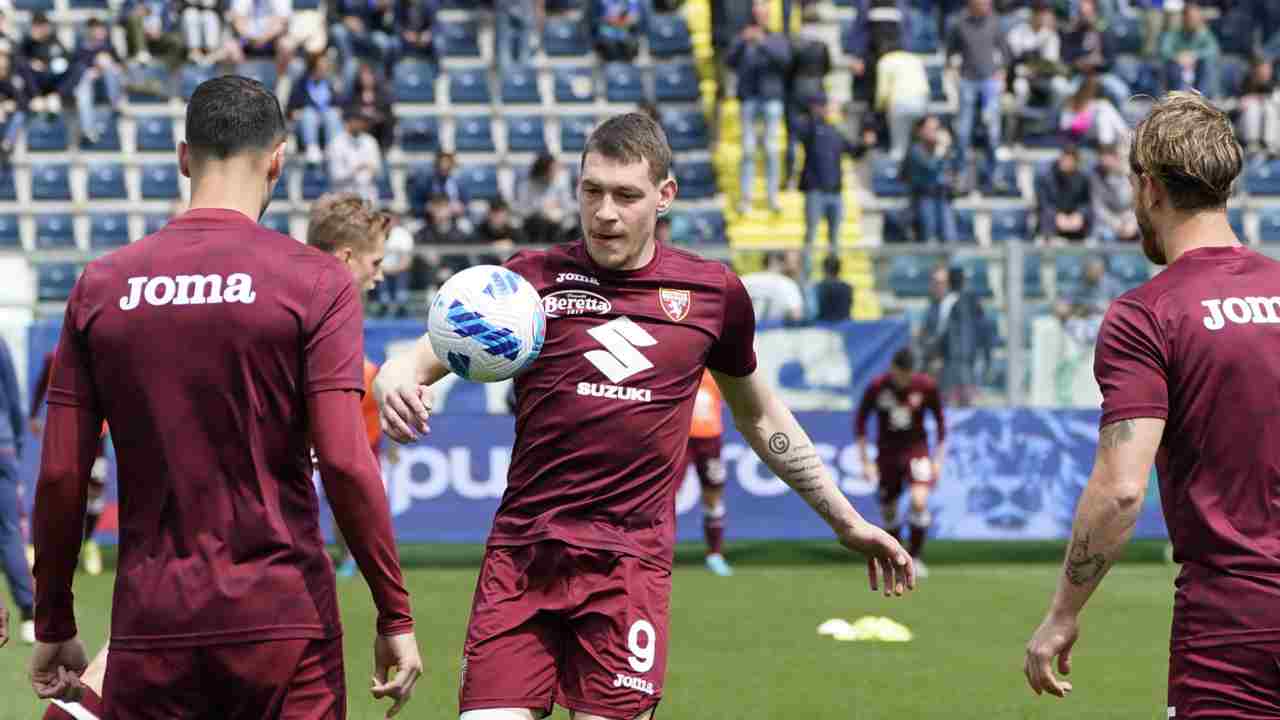 Belotti palleggia con il pallone Torino