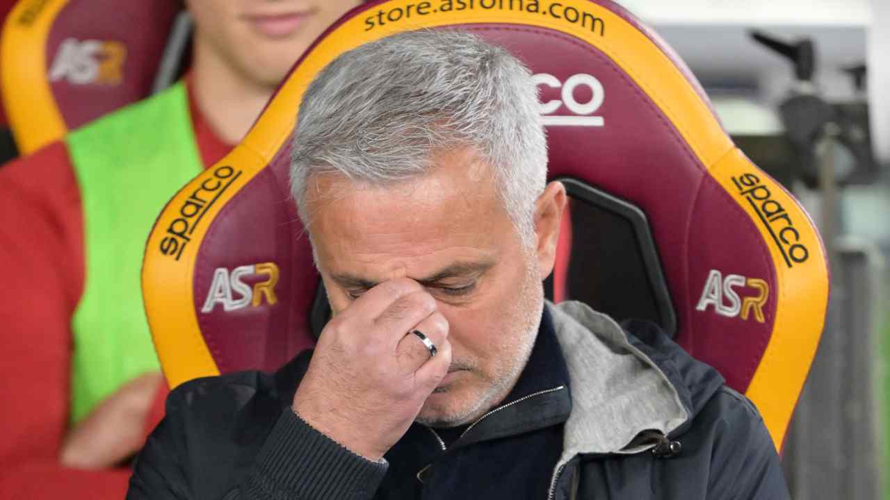 Mourinho si porta la mano sul viso Roma