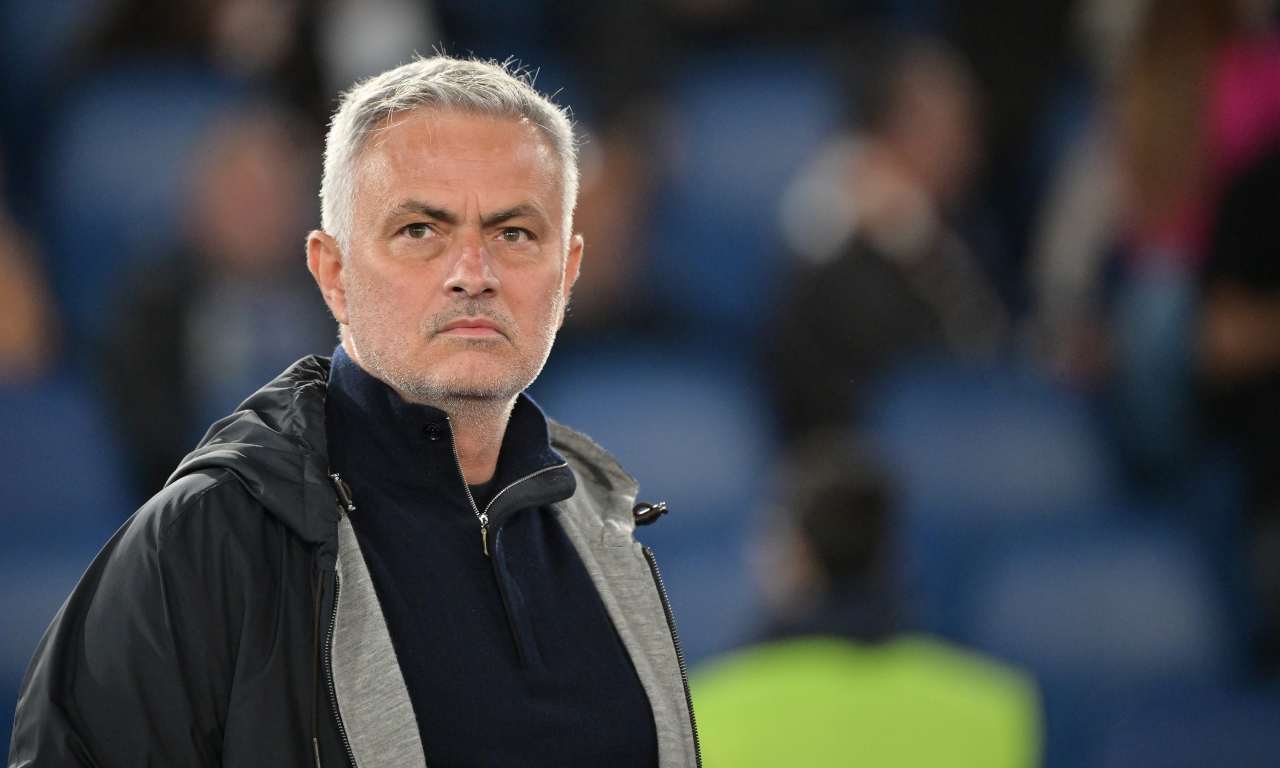 Mourinho pensieroso 