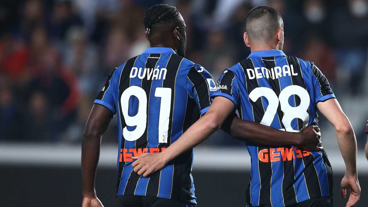 Zapata e Demiral si abbracciano