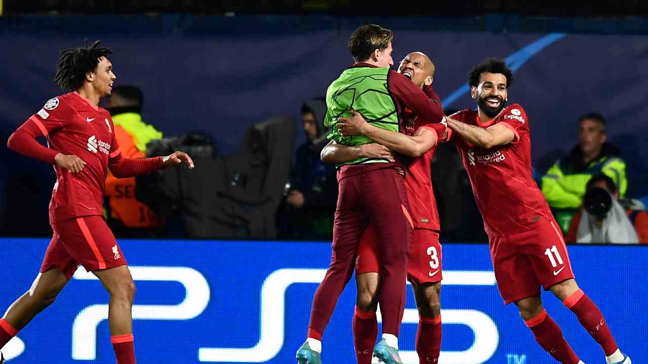 Giocatori Liverpool si abbracciano