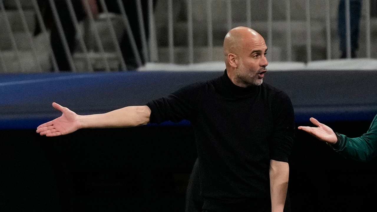 Guardiola indica di lato con il braccio Champions League 