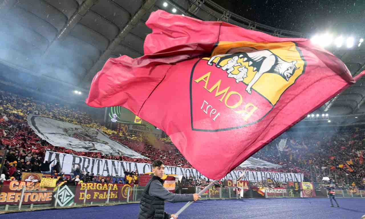 La bandiera della Roma sventola all'Olimpico