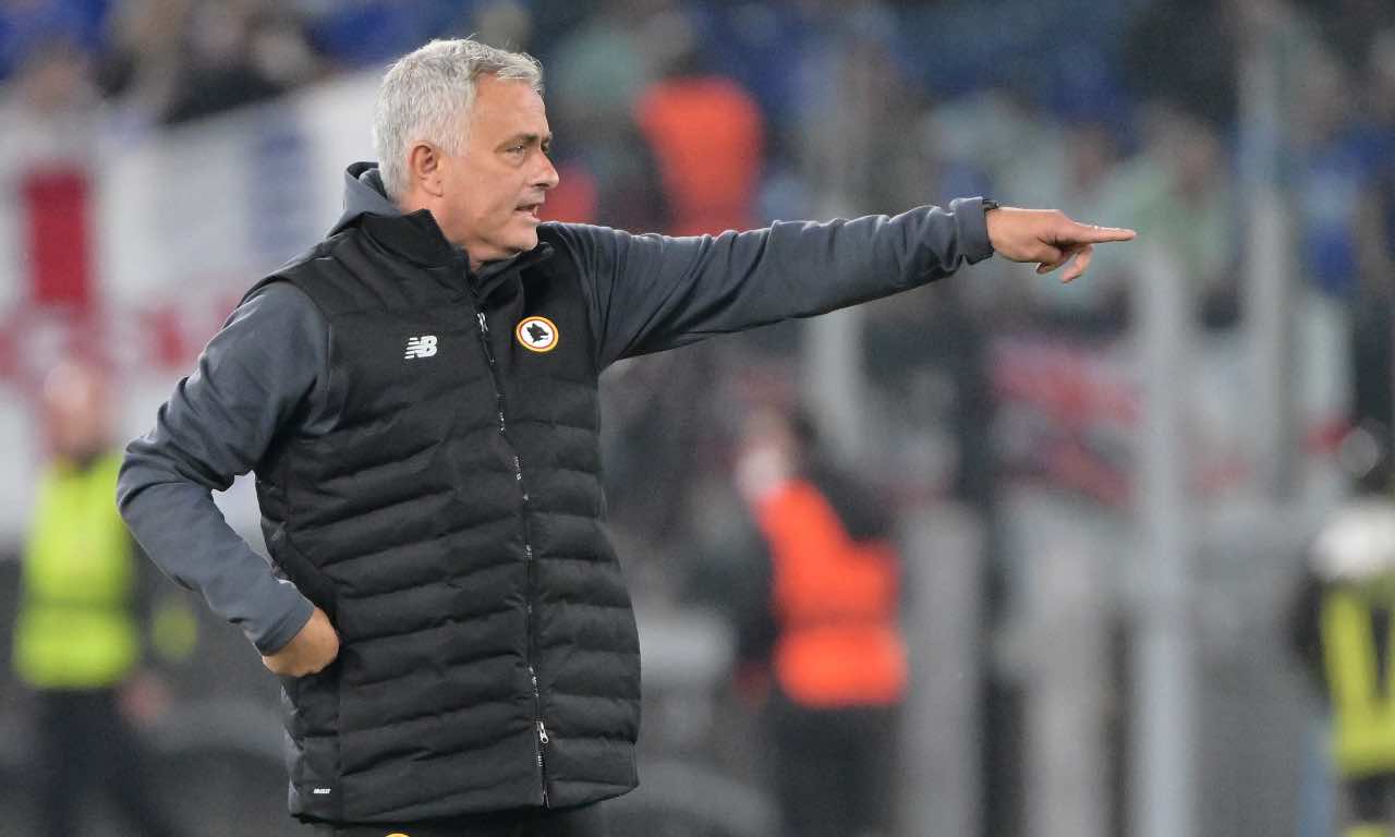 Mourinho dà indicazioni alla squadra