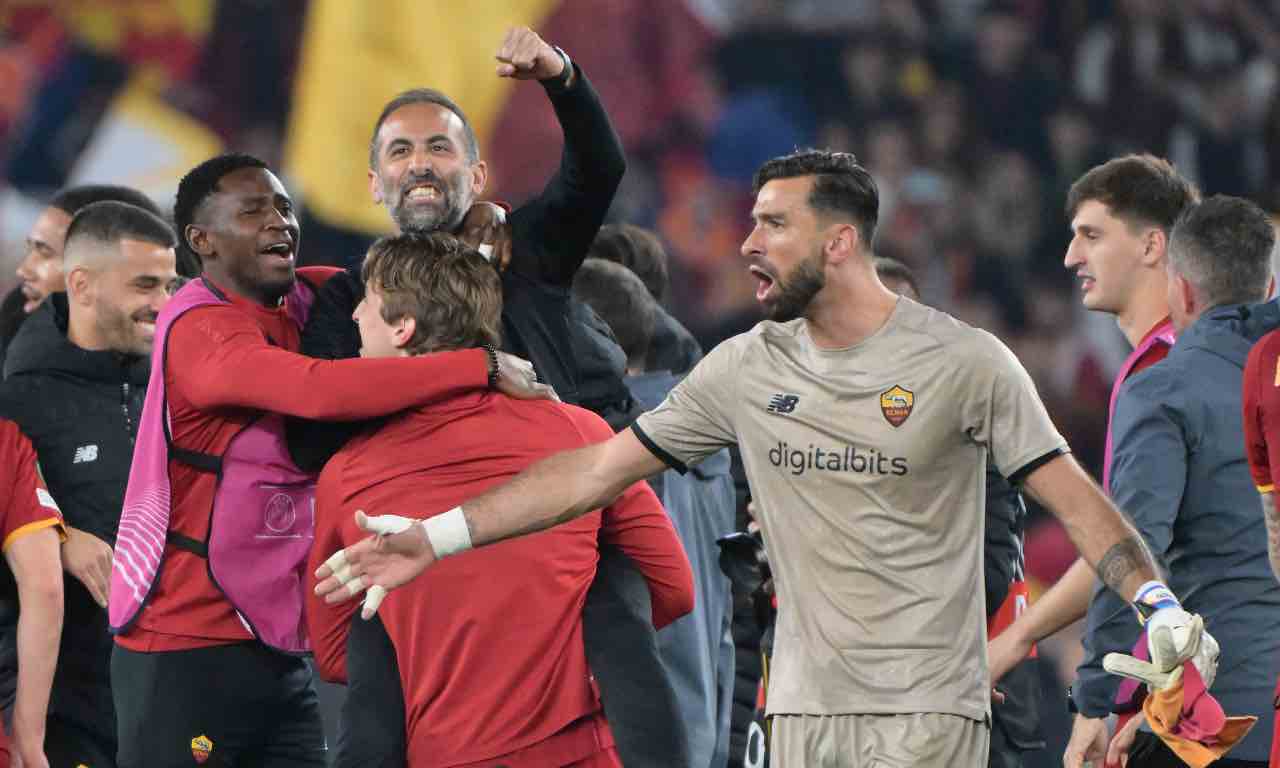 La Roma esulta per la finale di Conference League
