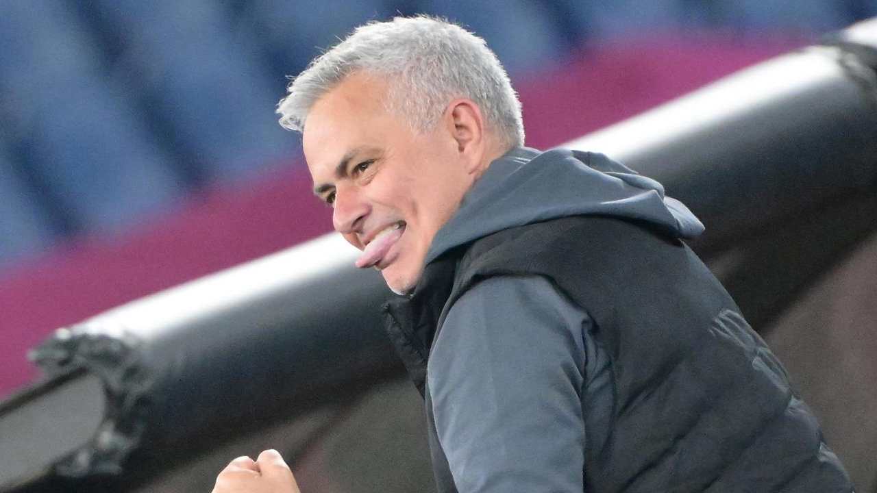 Mourinho gioisce in panchina Roma