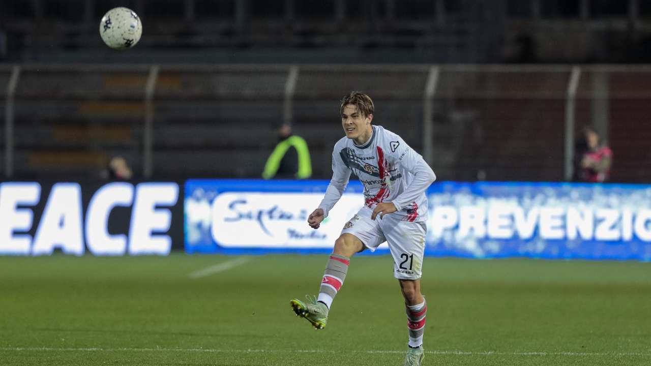 Fagioli calcia il pallone Cremonese