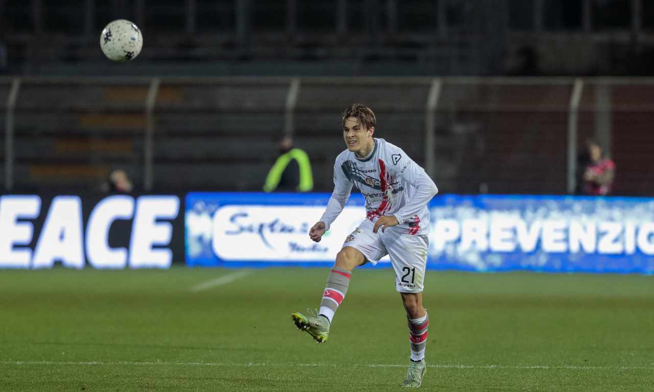 Nicolò Fagioli passa il pallone 