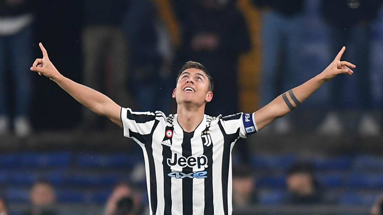 Dybala esulta per il gol e guarda in alto Juventus