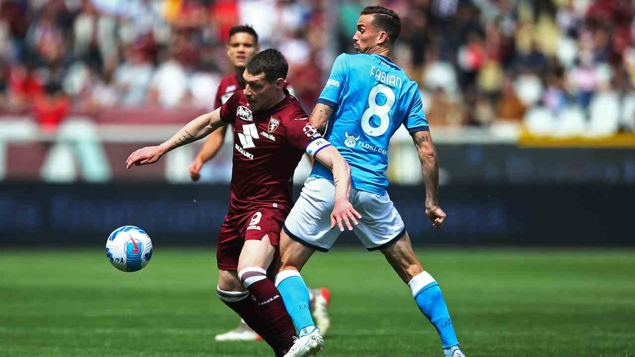 Fabian Ruiz e Belotti corrono sul pallone