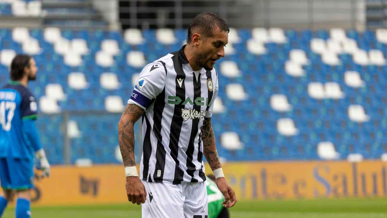 Pereyra cammina in campo e guarda in basso Udinese